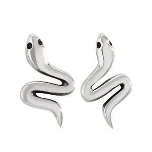 Silver snake-shaped earrings on a white background. E4882